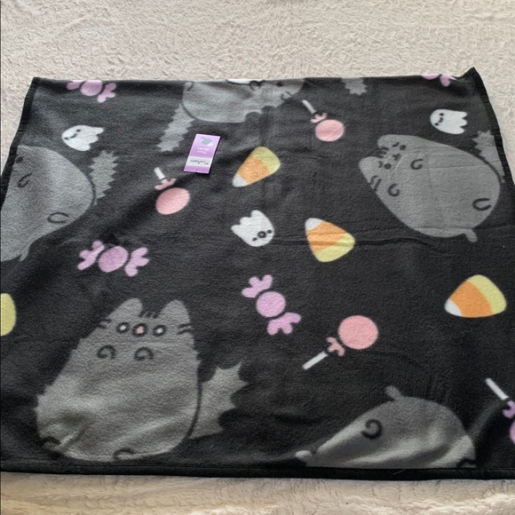 Pusheen Box Halloween Throw Blanket - Picture 3 of 8